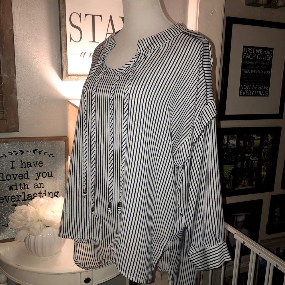 Amaryllis blouse. Size Large. - Picture 10 of 13
